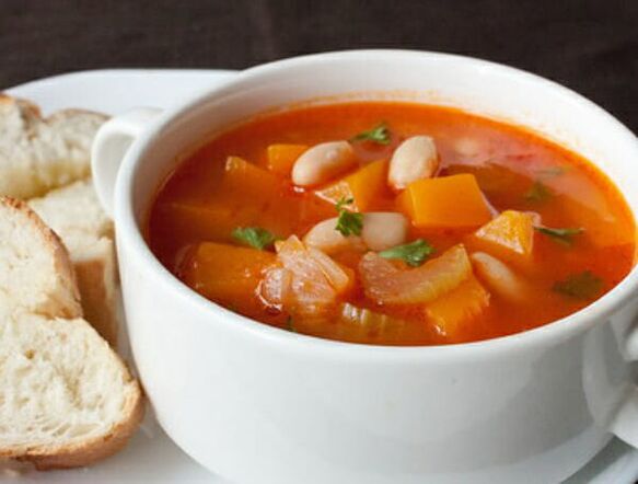 حساء الكرفس هو طبق دسم في النظام الغذائي الصحي لفقدان الوزن