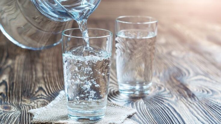كوب من الماء يشربه نظام غذائي