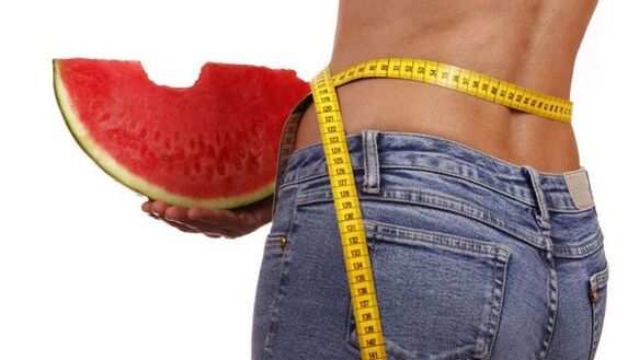 تناول البطيخ يساعدك على خسارة 5 كيلو جرام بسرعة خلال أسبوع. 