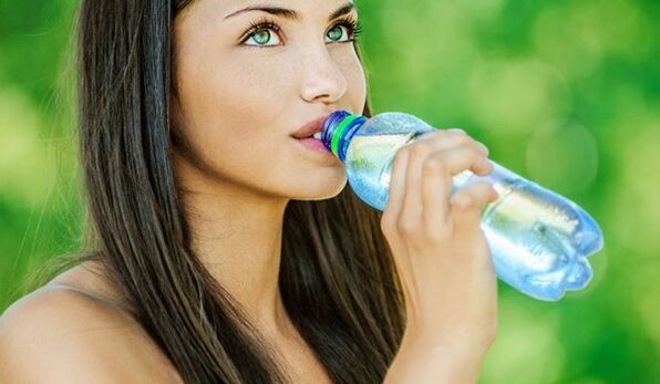 لإنقاص الوزن بشكل فعال، تحتاج إلى شرب كمية كافية من الماء. 